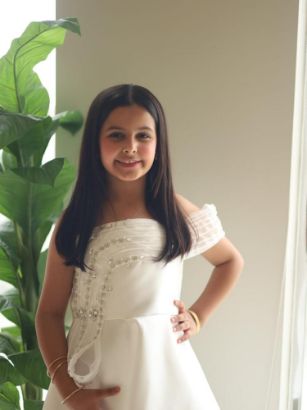 صورة فستان سهرة أبيض مع قصة جانبية أنيقه على الصدر